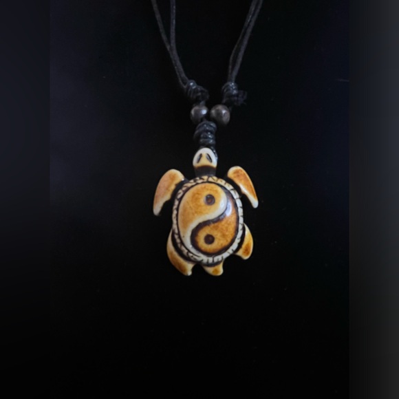NEW  Unisex Ying and Yang Turtle Necklace - Picture 2 of 3